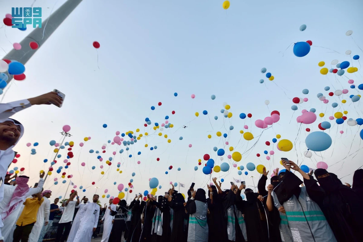 More than 3,000 balloons decorate the sky of Jazan at the launch of the Jazan Winter Festival 2025. (SPA)