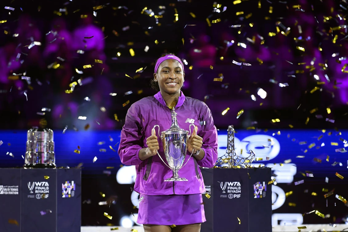 Coco Gauff of the US holds her trophy after winning against China’s Qinwen Zheng in their women’s singles final match of the WTA finals at the King Saud University Indoor Arena, in Riyadh on Nov. 9, 2024. (AP)