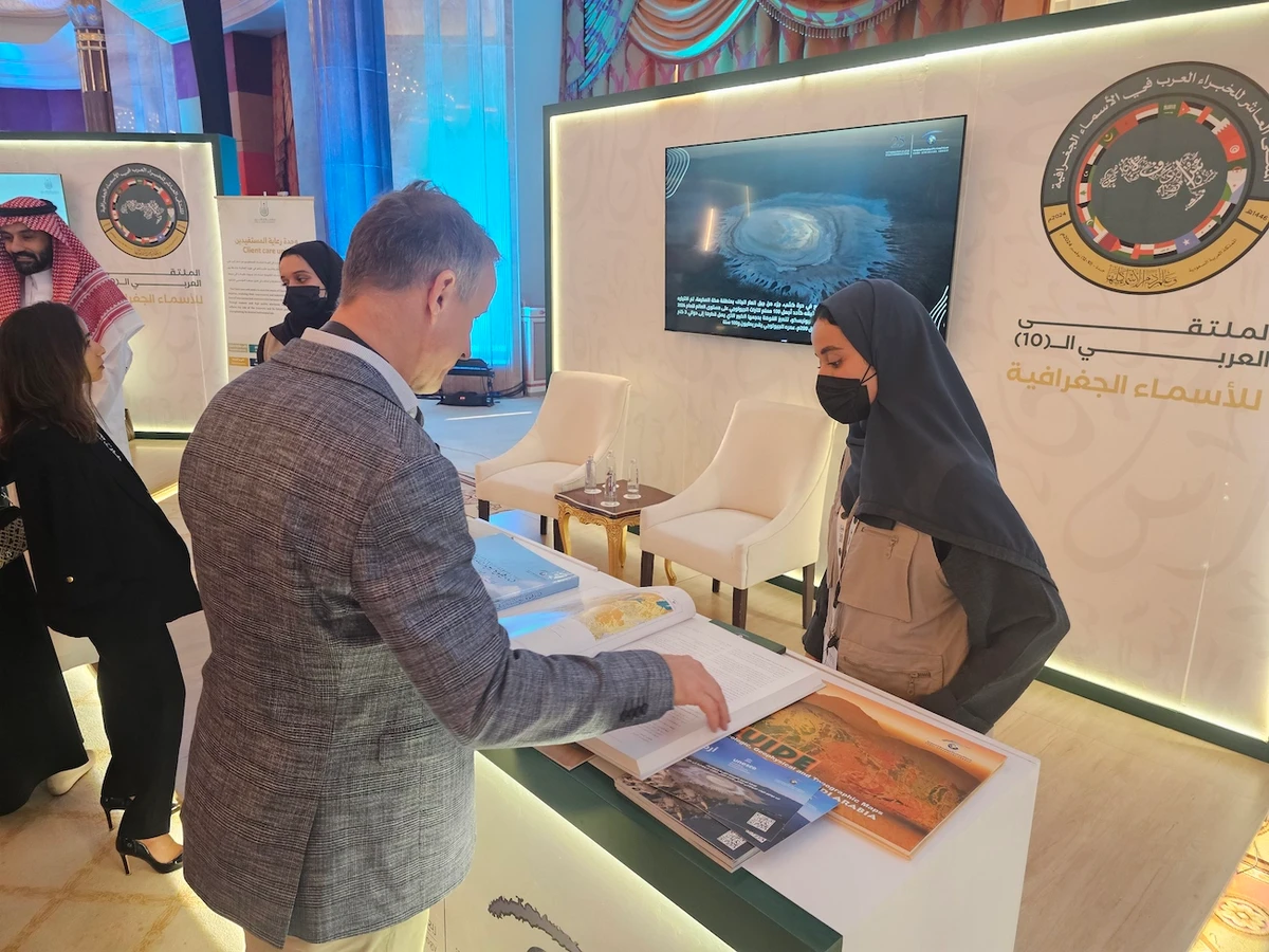An attendee visits an exhibition at the 10th Forum of the Arab Division of Experts in Geographical Names. (AN photo)