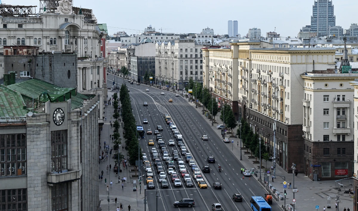 A view shows traffic on the central Tverskaya street with the state-own bank Sberbank headquarters (R) in downtown Moscow on July 11, 2022. (AFP/File)