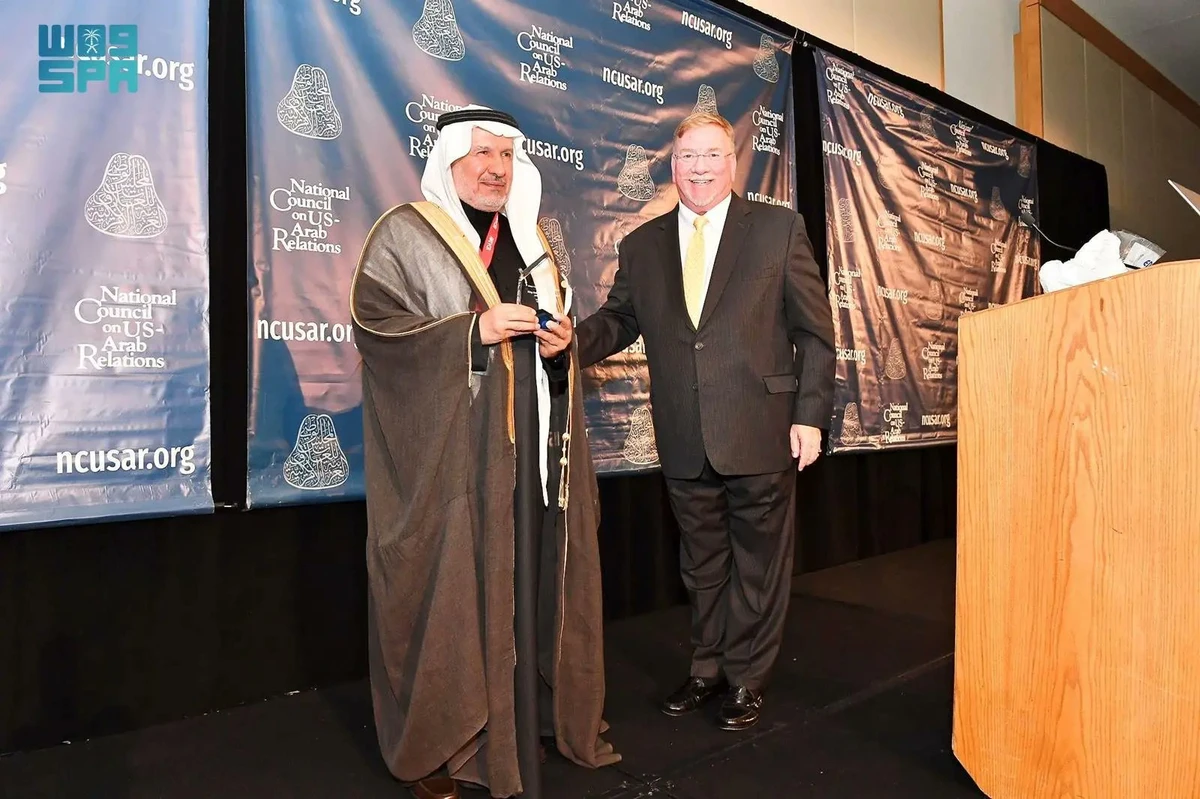 Delano Roosevelt, CEO of National Council on US-Arab Relations, presents the award to the supervisor general of KSrelief, Dr. Abdullah Al-Rabeeah, in Washington. (SPA)