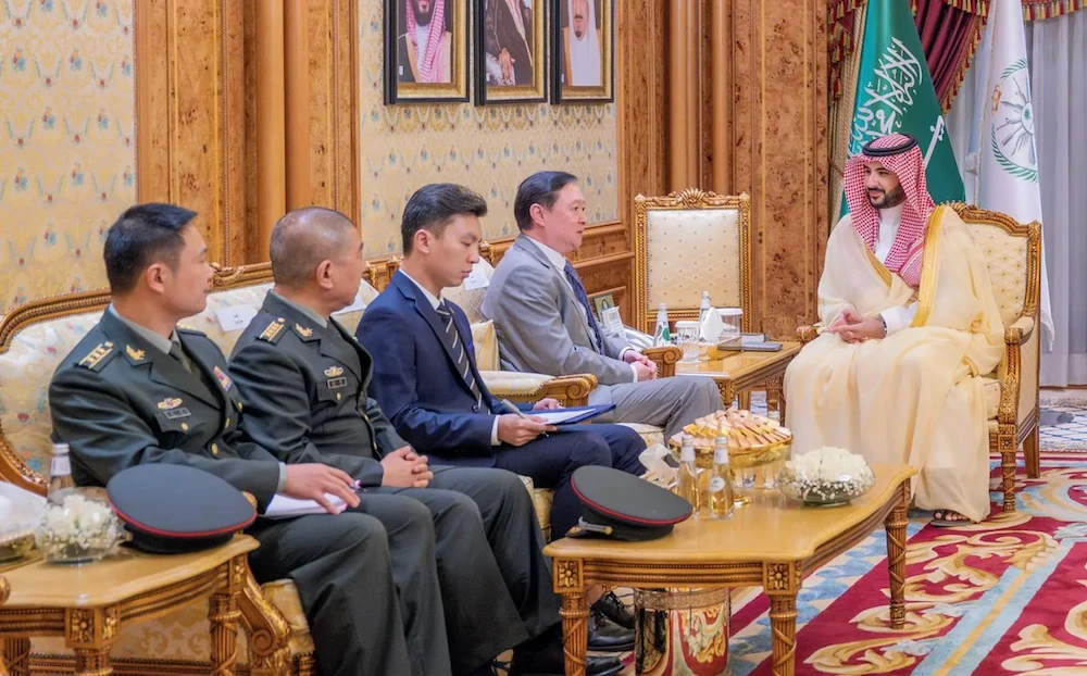Saudi Minister of Defense Prince Khalid bin Salman Chinese ambassador to the Kingdom Chang Hua on Sunday. (SPA)