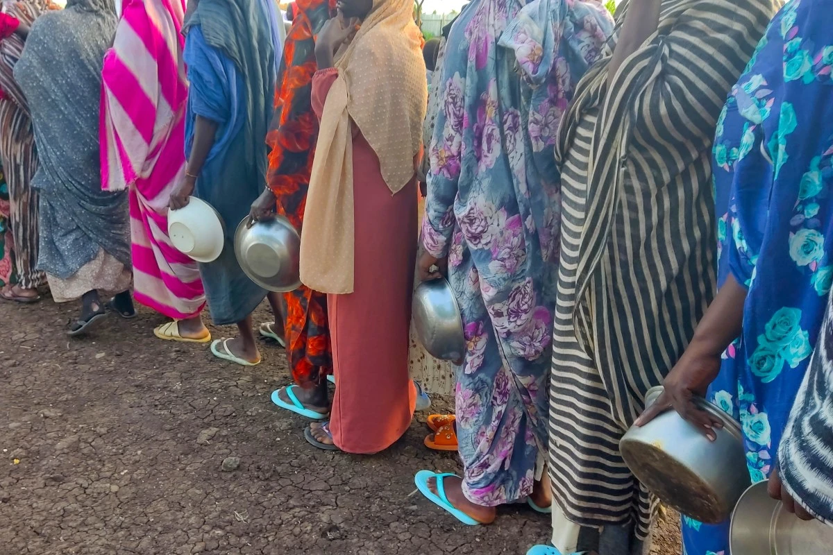 Displaced Sudanese queue to receive food portions at their makeshift camp in the eastern city of Gedaref on September 9, 2024.(AFP)
