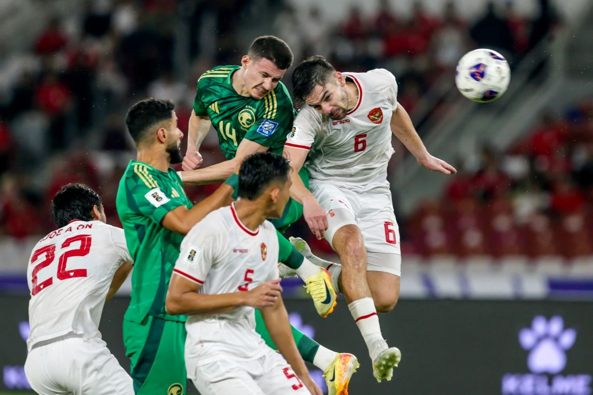 Indonesia's Sandy Walsh (R) fights for the ball during the 2026 World Cup Asian qualification football match between Saudi Arabia and Indonesia at Bung Karno Stadium in Jakarta on November 19, 2024. (AFP)