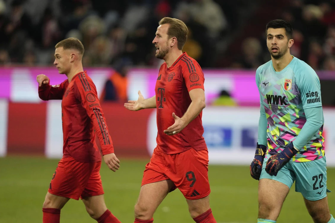 Bayern’s Harry Kane reacts in front of Augsburg’s goalkeeper Nediljko Labrovic during their Bundesliga match at the Allianz Arena in Munich on Nov. 22, 2024. (AP)