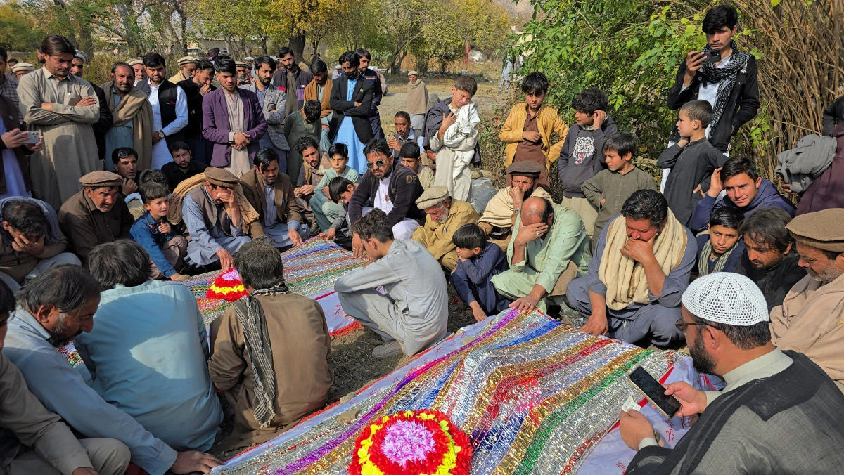 Fighting between armed sectarian groups in restive northwestern Pakistan kills at least 37 people