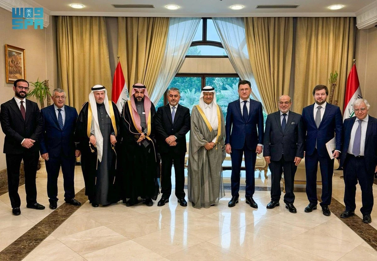 A trilateral meeting was held this morning in Baghdad, Iraq’s capital, which was attended by Saudi Energy Minister Prince Abdulaziz bin Salman, Russian Deputy Prime Minister Alexander Novak and Ali Maarij Al-Bahadli, Iraq’s director of distribution affairs at the Ministry of Oil. SPA