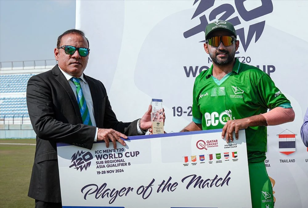 Zain Ul Abidin receives his player of the match award. (Qatar Cricket Association)