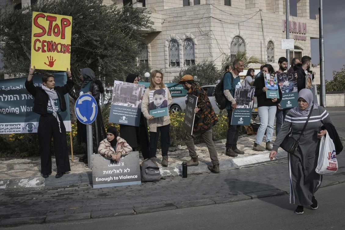 Palestinian and Israeli peace activists demonstrate against the ongoing war in the Gaza Strip in the West Bank city of Beit Jala Nov. 29, 2024.(AP)