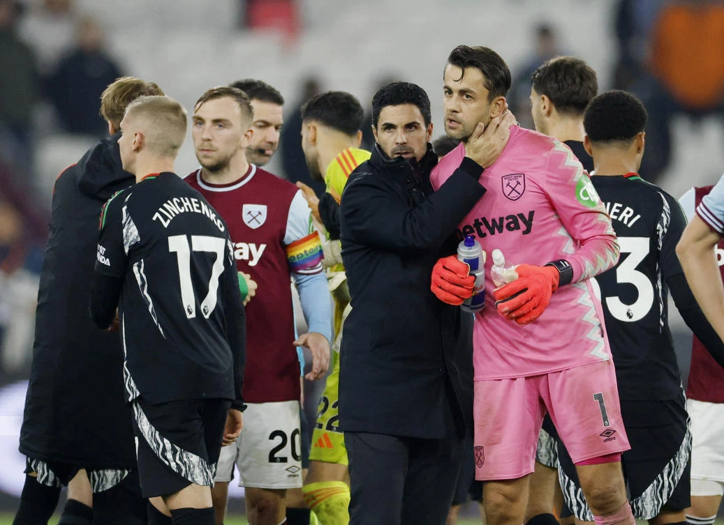 Arsenal manager Mikel Arteta with West Ham United’s Lukasz Fabianski after their Premier League match at London Stadium, London, Nov. 30, 2024. (Reuters)