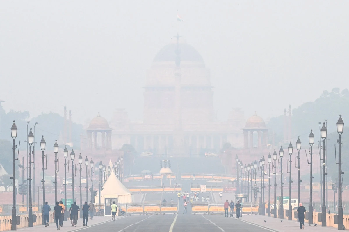 Pedestrians walk near the presidential palace Rashtrapati Bhavan in New Delhi on November 1, 2024 amid smoggy conditions. (AFP)