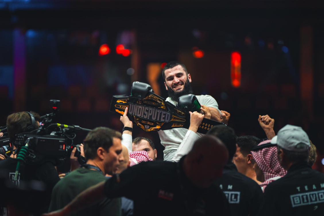 Artur Beterbiev receives his undisputed belt. (X/@Turki_alalshikh)