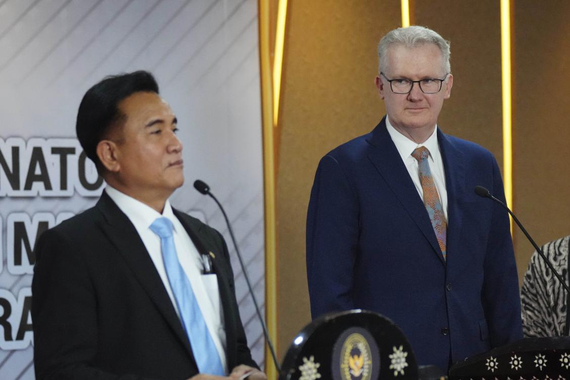 Australian Home Affairs Minister Tony Burke, right, listens to Indonesian Coordinating Minister for Legal, Human Rights, Immigration and Correctional Affairs, Yusril Ihza Mahendra, during a press conference after their meeting in Jakarta, Indonesia, Tuesday, Dec. 3, 2024. (AP)