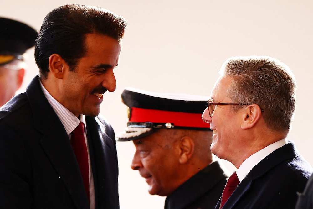 Qatar's Emir Sheikh Tamim bin Hamad al-Thani (L) is greeted by the UK Prime Minister Keir Starmer in London, Dec. 3 (AFP)