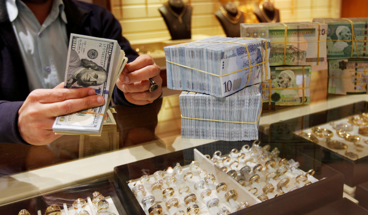 A man counts U.S. dollars at a currency exchange office in Tripoli, Libya April 24, 2016. (REUTERS)