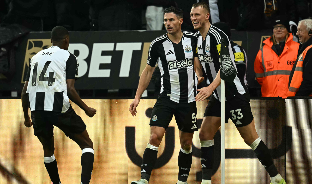 Newcastle United's Swiss defender #05 Fabian Schar (C) celebrates scoring the team's third goal during the English Premier League football match between Newcastle United and Liverpool at St James' Park in Newcastle-upon-Tyne, north east England on December 4, 2024. (AFP)