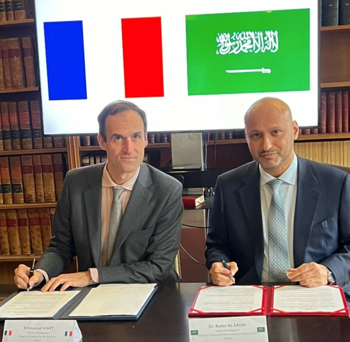 Bader Al-Sagri, representative of the Saudi General Authority of Civil Aviation, and Emmanuel Vivet, representative of the French Civil Aviation Authority, signed the document in Paris, Dec. 5 (SPA)