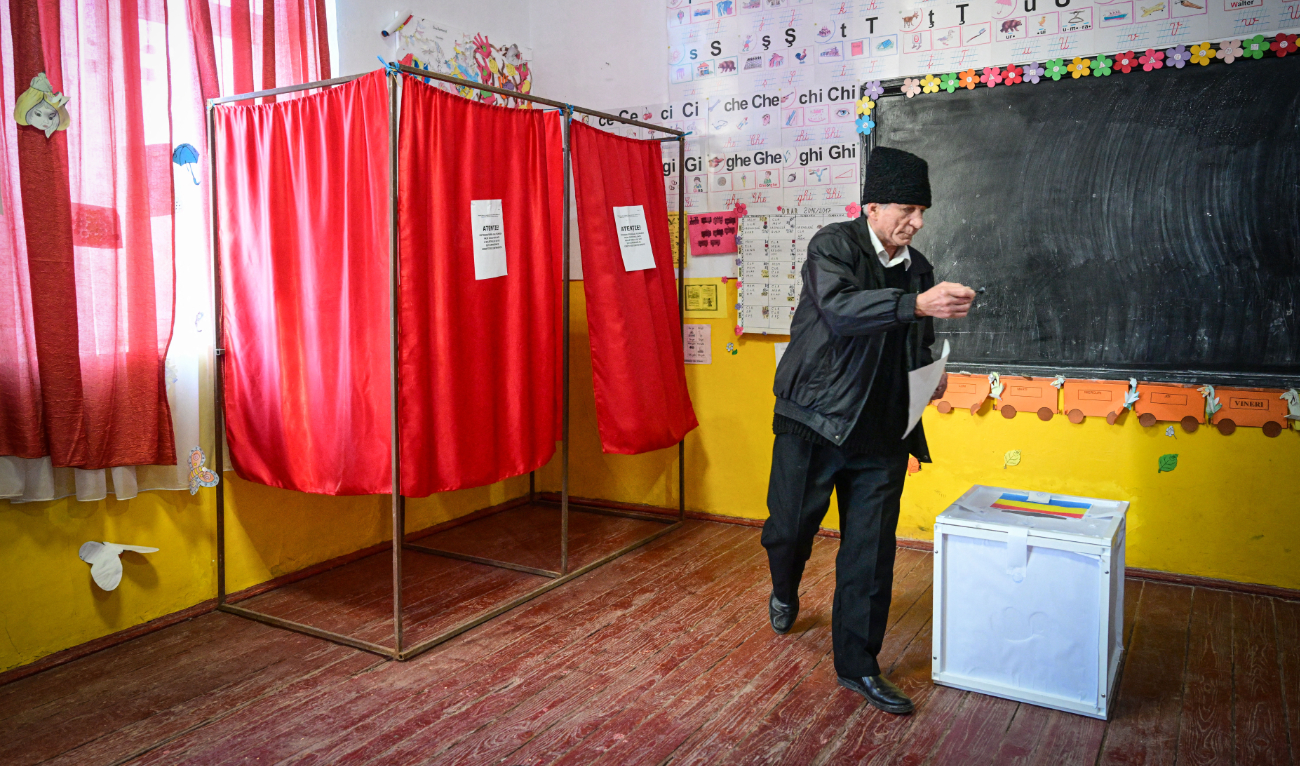 A man casts his ballot for presidential elections at a polling station in the village of Popesti, Romania, on November 24, 2024. (AFP)