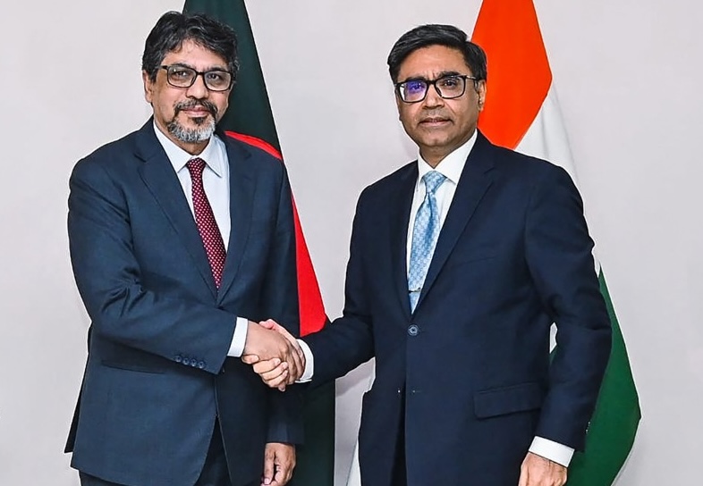 India's foreign secretary Vikram Misri shaking hands with his Bangladesh's counterpart Mohammad Jashim Uddin (L) during a meeting in Dhaka.(AFP)