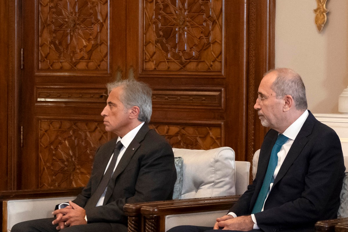 Jordan's Prime Minister Jaafar Hassan (L) and Foreign Minister Ayman Safadi attending a meeting with the King of Jordan. (File/AFP)