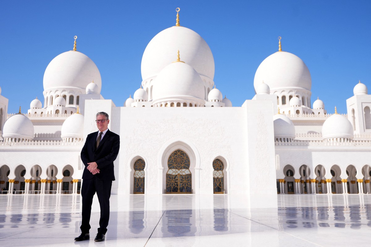 Britain's Prime Minister Keir Starmer visits the Sheikh Zayed Grand Mosque in Abu Dhabi, Dec. 9 (AFP)