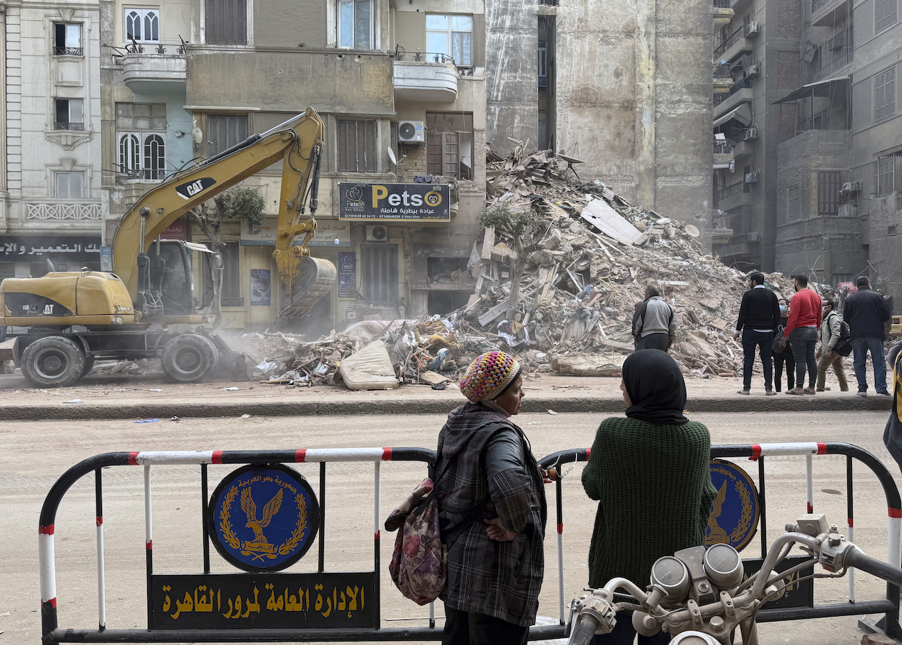 Eight dead in Cairo building collapse: health ministry