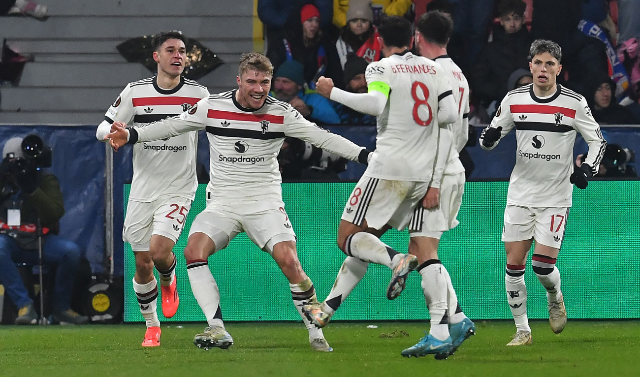 Manchester United’s Danish striker Rasmus Hojlund (2L) celebrates with teammates after scoring a goal during the UEFA Europa League football match between Viktoria Plzen and Manchester United in Plzen, Czech Republic on Dec. 12, 2024. (AFP)