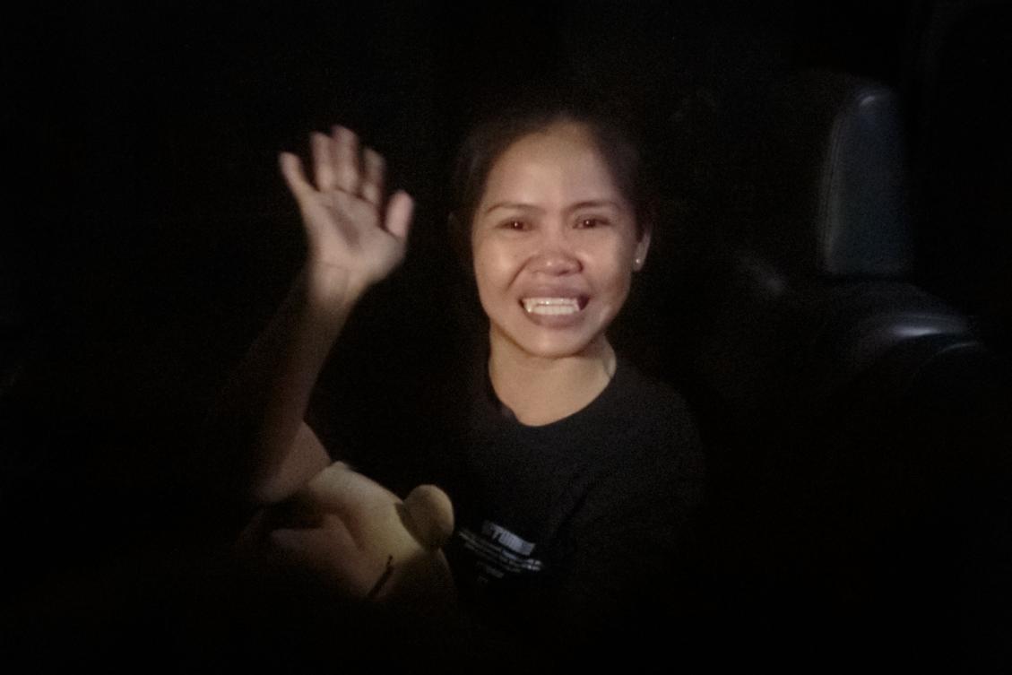 Filipino inmate on death row in Indonesia Mary Jane Veloso waves to journalists at the Yogyakarta Class IIB Women’s Correctional Institution in Wonosari, Yogyakarta, on Dec. 15, 2024, before her transfer to Jakarta. (AFP)