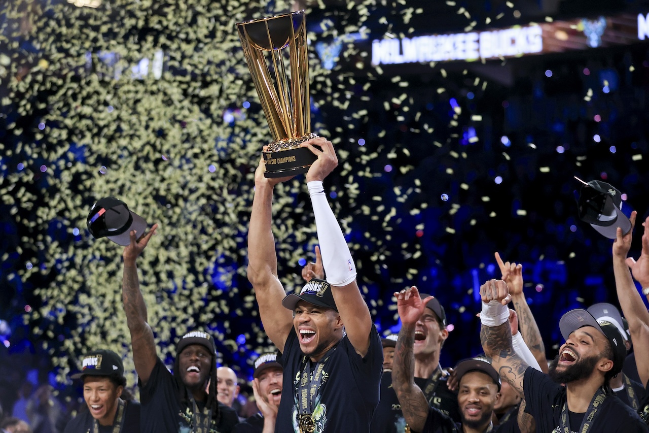 Milwaukee Bucks forward Giannis Antetokounmpo (34) lift up the trophy as he celebrates with teammates after their victory in the championship game of the NBA Cup basketball tournament against the Oklahoma City Thunder Tuesday in Las Vegas. (AP)