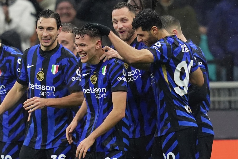 Inter Milan's Kristjan Asllani, center, celebrates with teammates after scoring their second goal during the Italian Cup round of 16 between Inter Milan and Udinese at SanSiro Stadium in Milan, Italy, Wednesday. (LaPresse/AP)
