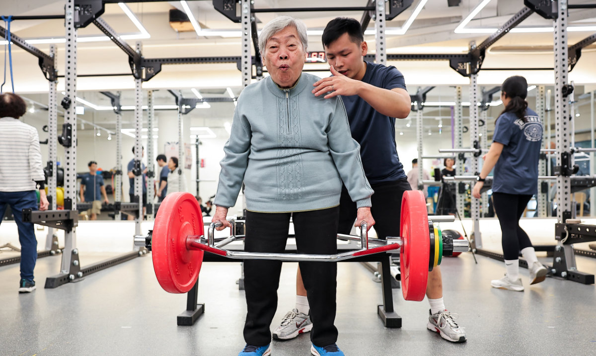 Weightlifting Taiwan granny, 90, garners cheers, health benefits at gym