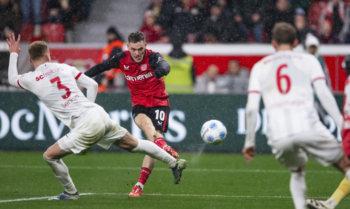 Leverkusen's Florian Wirtz, center, scores his side's second goal during the German Bundesliga soccer match between Bayer 04 Leverkusen and SC Freiburg in Leverkusen Saturday. (AP)