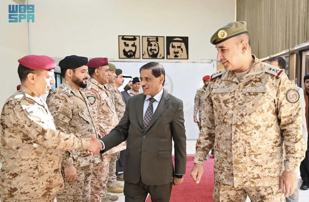 Lieut. Gen. Fahd bin Hamad Al-Salman, commander of the Joint Forces, met with Faraj Salmeen Al-Bahsani, member of the Yemeni Presidential Leadership Council, at the Joint Forces Command headquarters in Riyadh on Sunday. (SPA)
