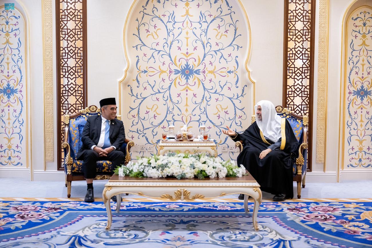 The speaker of the Indonesian People’s Consultative Assembly, Ahmad Muzani, is received by MWL secretary-general Mohammed Al-Issa. (SPA)