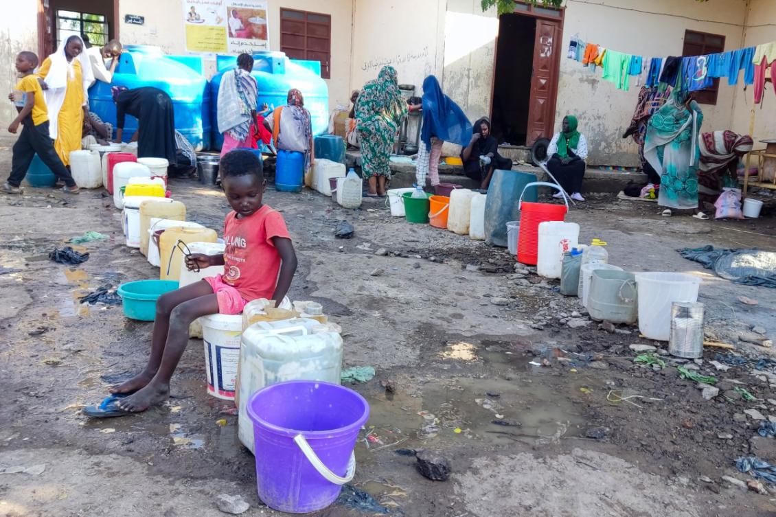 Displaced Sudanese queue for water at a camp in the eastern city of Gedaref on September 23, 2024. (AFP)