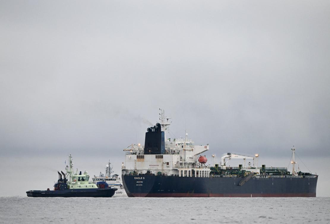A photo taken on December 28, 2024 off Porkkalanniemi, Kirkkonummi, in the Gulf of Finland, shows oil tanker Eagle S (R), which flies under the flag of the Cook Islands, next to Finnish border guard ship Uisko (back C) and tugboat Ukko (front L).(AFP)