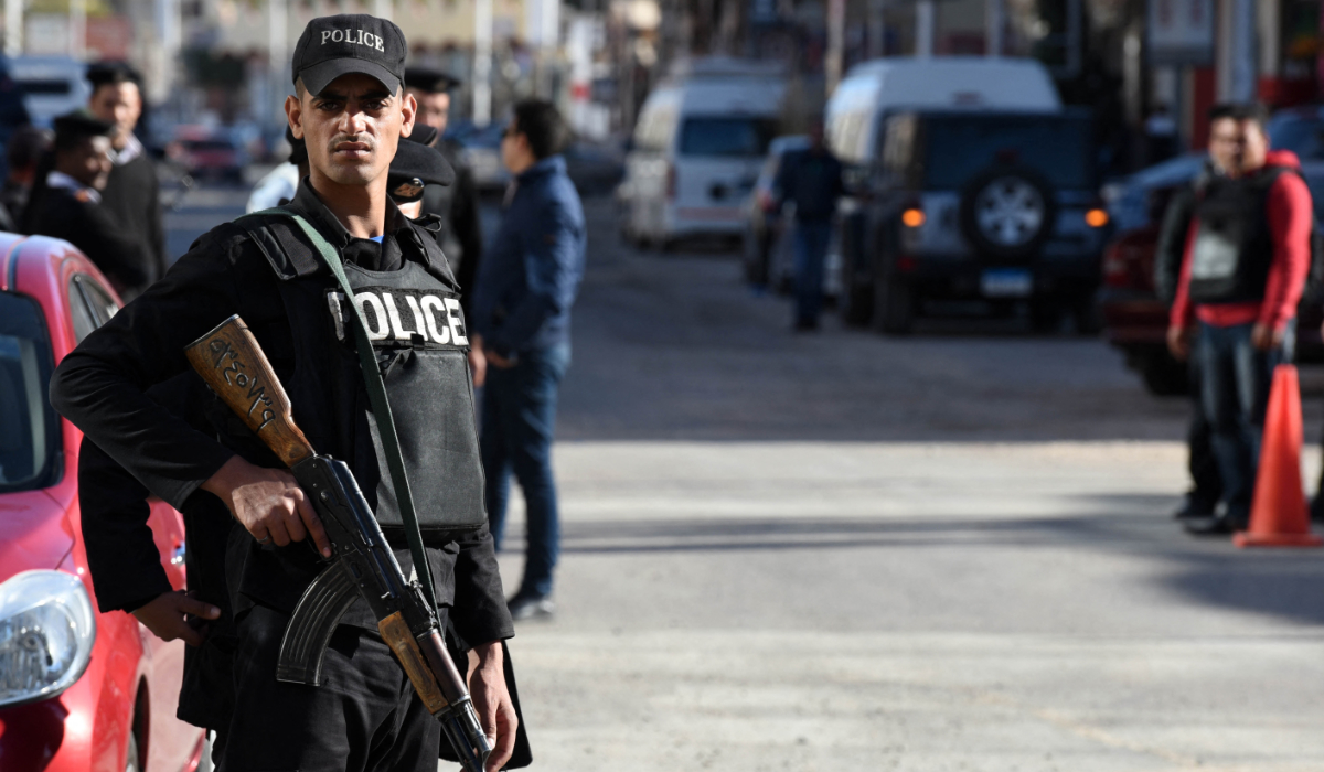 Egyptian police and security stands guard in Egypt's Red Sea resort of Hurghada on January 9, 2016. (AFP)