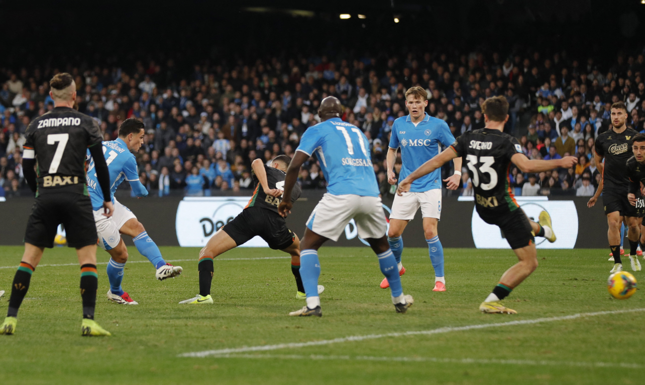Napoli’s Giacomo Raspadori scores their first goal during the Serie A Napoli vs. Venezia match at Stadio Diego Armando, Naples, on Dec. 29, 2024. (Reuters)