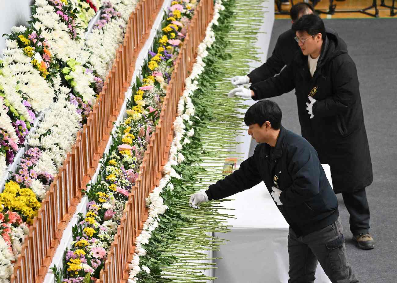 Mourners pay their respects at a memorial altar for victims of the Jeju Air plane crash, at Muan Sports Park in Muan on December 30, 2024. (AFP)