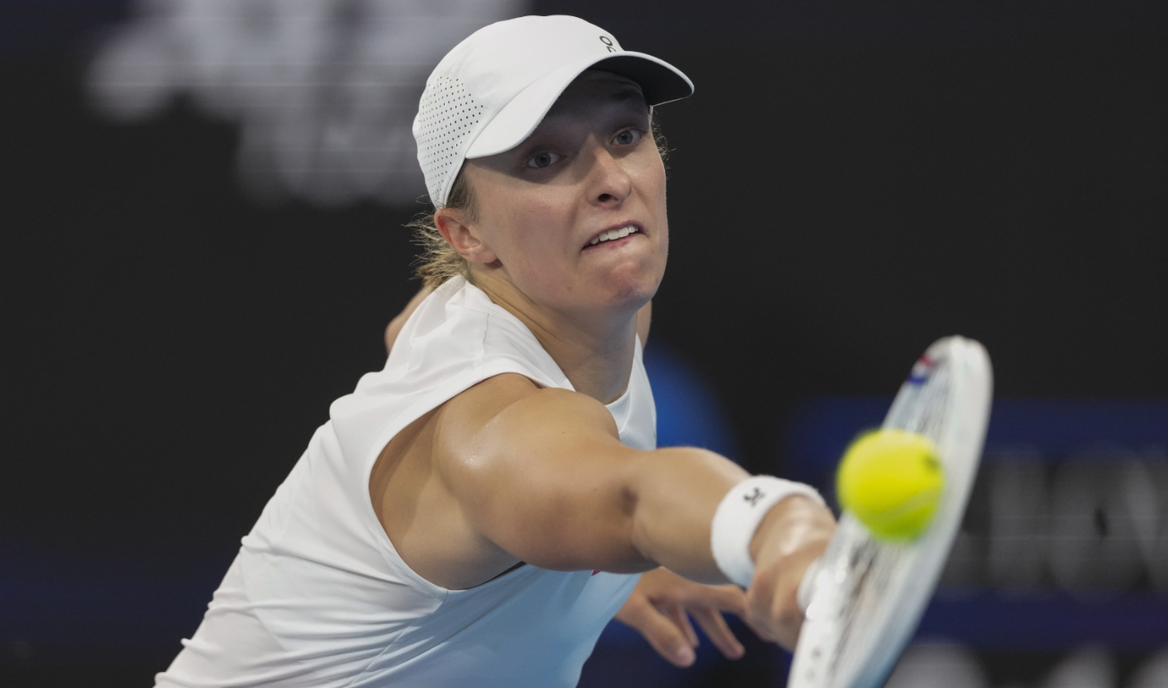 Clinical Swiatek romps as Tsitsipas crashes at United Cup