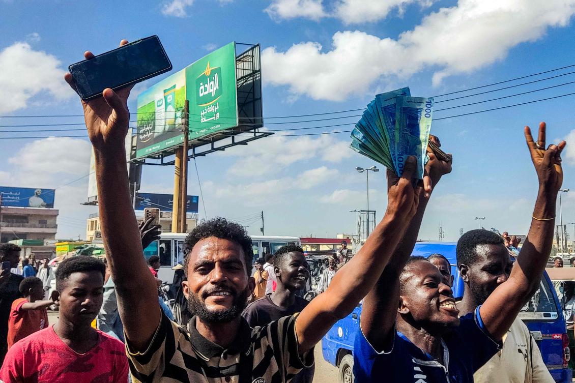 Protesters call upon the army-backed Sudanese government to extend the deadline to exchange Sudanese pound banknotes after authorities changed two of the notes in circulation. (AFP)