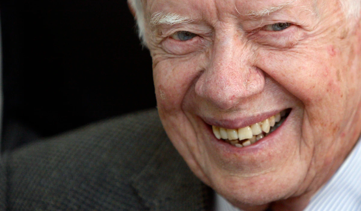 Former US President Jimmy Carter smiles during a meeting with Sudanese officials in Khartoum, Sudan, April 9, 2010. (AP)