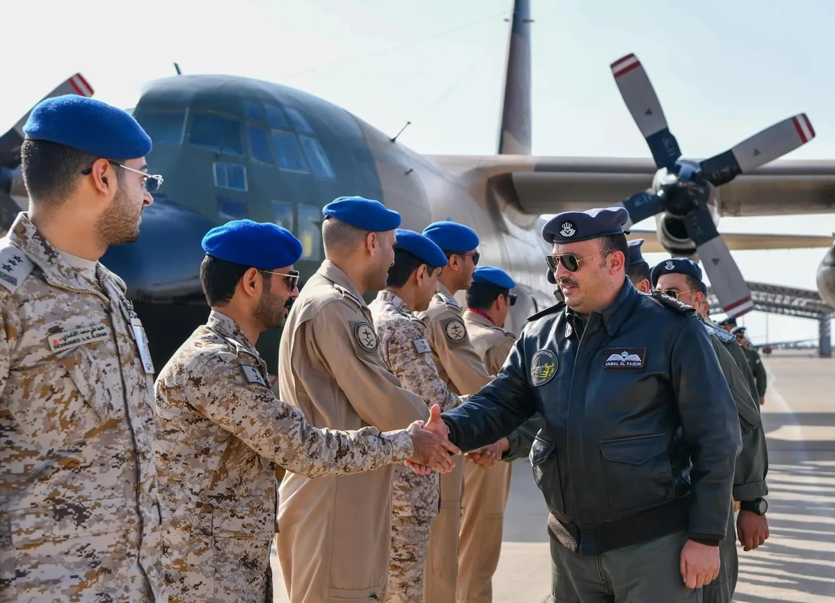 Servicemen from the Royal Saudi Air Force greet their Jordanian counterparts at Prince Sultan Airbase, Dec. 2 (SPA)