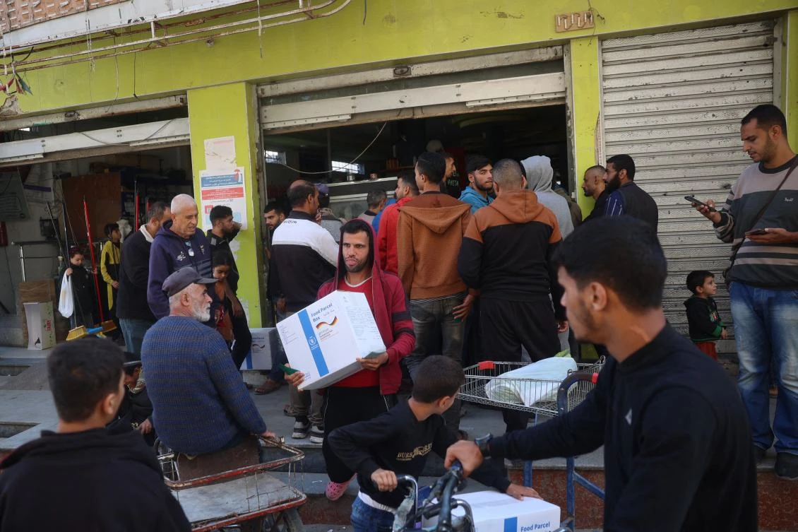 Gazans walk miles for bread and flour amid war shortages