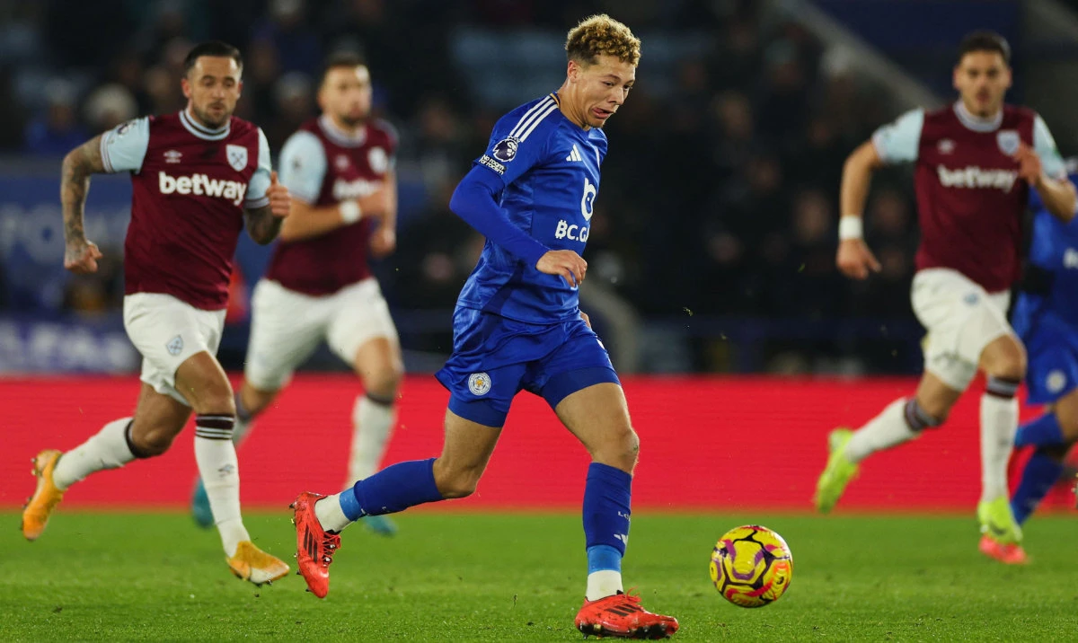 Leicester City's English midfielder #35 Kasey McAteer controls the ball during the English Premier League football match between Leicester City and West Ham United at the King Power Stadium in Leicester, central England on December 3, 2024. (AFP)