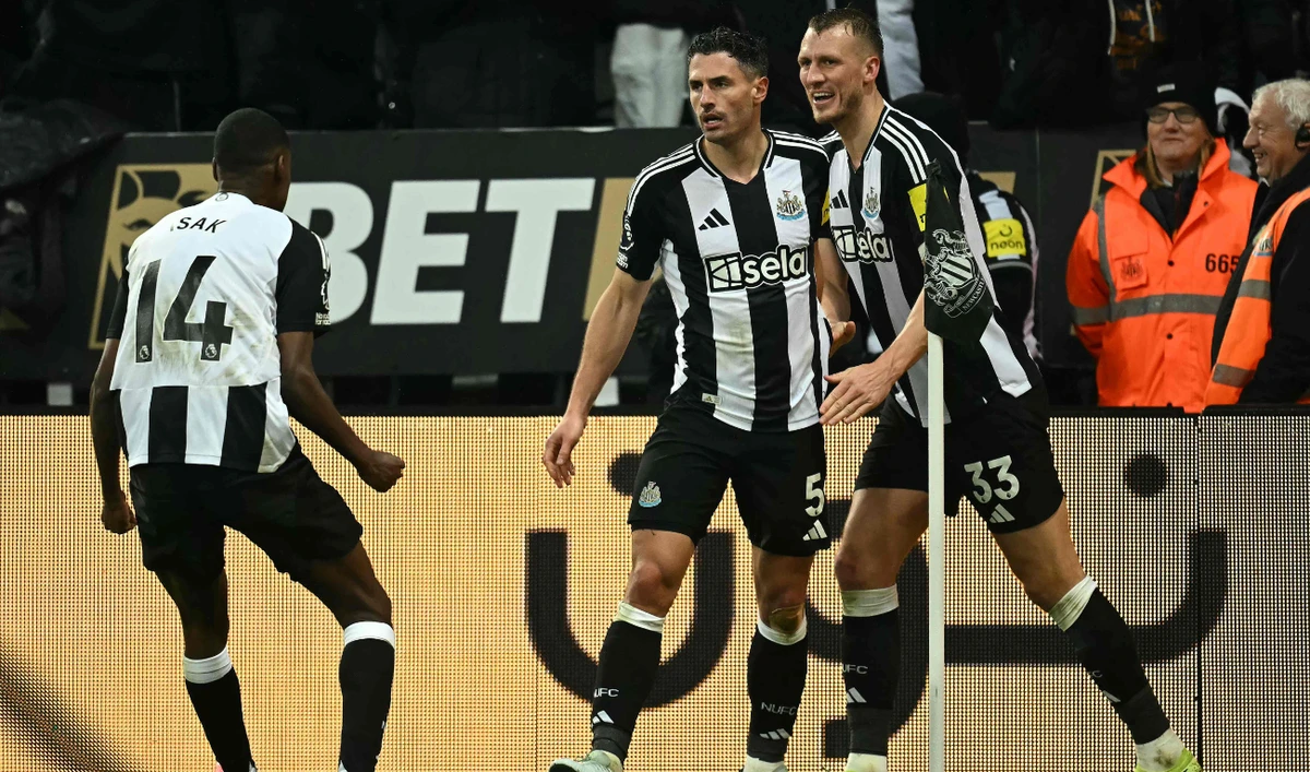 Newcastle United's Swiss defender #05 Fabian Schar (C) celebrates scoring the team's third goal during the English Premier League football match between Newcastle United and Liverpool at St James' Park in Newcastle-upon-Tyne, north east England on December 4, 2024. (AFP)
