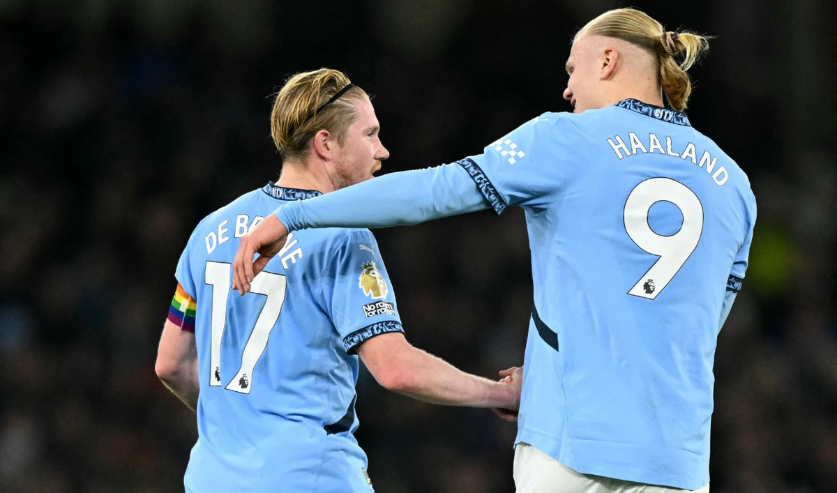 Manchester City's Belgian midfielder #17 Kevin De Bruyne celebrates scoring the team's second goal with Manchester City's Norwegian striker #09 Erling Haaland (R) during the English Premier League football match between Manchester City and Nottingham Forest at the Etihad Stadium in Manchester, north west England, on December 4, 2024. (AFP)