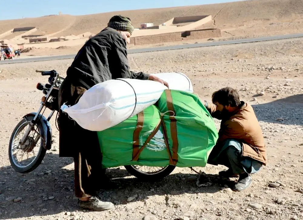 In Zaranj of Afghanistan’s Nimruz province, 350 shelter kits were provided to 350 families. (SPA)