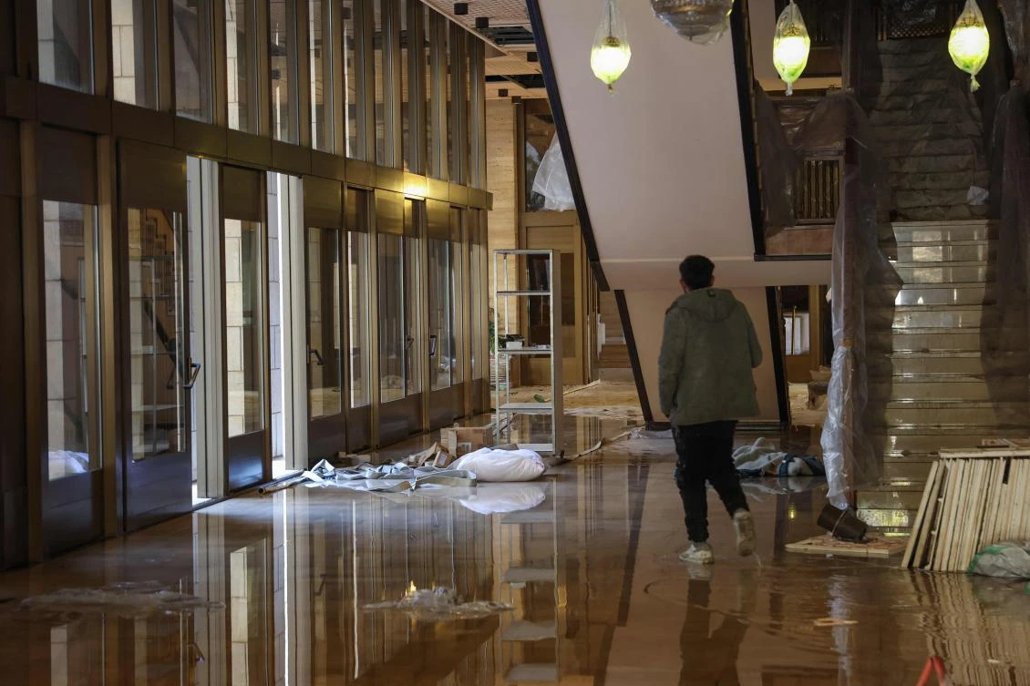 Syrians stroll through Assad’s palaces, take furniture and ornaments