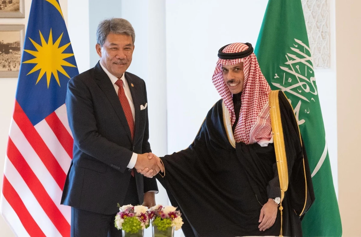 Saudi Minister of Foreign Affairs Prince Faisal bin Farhan and Dato’ Seri Utama Hajji Mohamad bin Hajji Hasan, his Malaysian counterpart, in Riyadh, Dec. 10 (SPA)